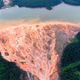 Vista aérea tomada el 27 de junio de 2020 que muestra ríos de colores cerca de la mina en desuso en Lyovikha